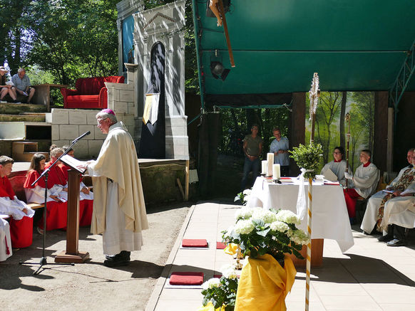 Festgottesdienst zum 1.000 Todestag des Heiligen Heimerads auf dem Hasunger Berg (Foto: Karl-Franz Thiede) Festgottesdienst zum 1.000 Todestag des Heiligen Heimerads auf dem Hasunger Berg (Foto: Karl-Franz Thiede)